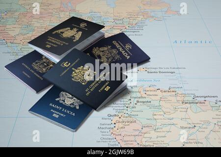 Der Pass der karibischen Länder auf der Weltkarte, karibische Pässe, Dominica, St. Kitts und Nevis, Grenada, St. Lucia, Antigua und Barbuda Stockfoto
