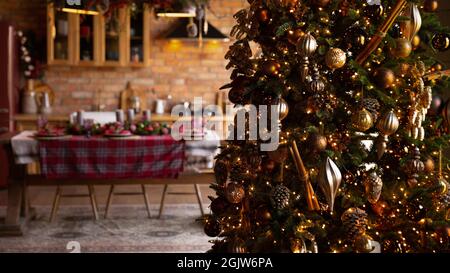 Festlich dekoriertes Haus für die Weihnachtsfeier im Winter Stockfoto