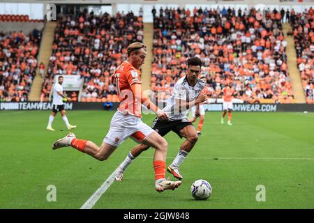 Blackpool, Großbritannien. September 2021. Josh Bowler #11 von Blackpool kreuzt den Ball in Blackpool, Großbritannien am 9/11/2021. (Foto von Mark Cosgrove/News Images/Sipa USA) Quelle: SIPA USA/Alamy Live News Stockfoto