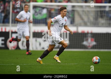 Hannover, Deutschland. September 2021. Fußball: 2. Bundesliga, Hannover 96 - FC St. Pauli, Matchday 6 in der HDI Arena. St. Paulis Finn Ole Becker steuert den Ball. Quelle: Swen Pförtner/dpa - WICHTIGER HINWEIS: Gemäß den Bestimmungen der DFL Deutsche Fußball Liga und/oder des DFB Deutscher Fußball-Bund ist es untersagt, im Stadion und/oder vom Spiel aufgenommene Fotos in Form von Sequenzbildern und/oder videoähnlichen Fotoserien zu verwenden oder zu verwenden./dpa/Alamy Live News Stockfoto