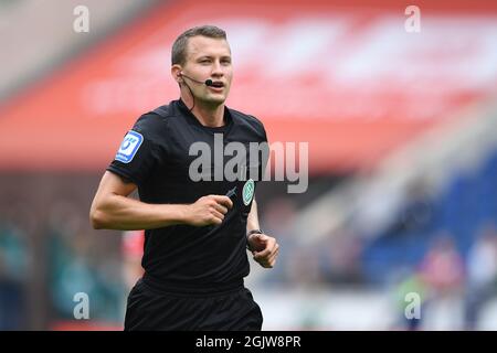 Hannover, Deutschland. September 2021. Fußball: 2. Bundesliga, Hannover 96 - FC St. Pauli, Matchday 6 in der HDI Arena. Schiedsrichter Florian Lechner läuft über den Platz. Quelle: Swen Pförtner/dpa - WICHTIGER HINWEIS: Gemäß den Bestimmungen der DFL Deutsche Fußball Liga und/oder des DFB Deutscher Fußball-Bund ist es untersagt, im Stadion und/oder vom Spiel aufgenommene Fotos in Form von Sequenzbildern und/oder videoähnlichen Fotoserien zu verwenden oder zu verwenden./dpa/Alamy Live News Stockfoto