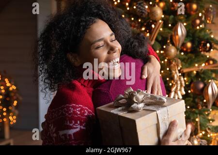 Überglücklich Biracial Paar feiern Neujahr zusammen Stockfoto