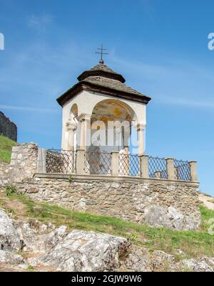 Die barocke Kapelle des Hl. Jan Nepomucky, vor dem Schloss Krasna Horka. Slowakei. Stockfoto