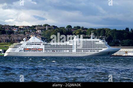 Newport, Fife, Schottland, Großbritannien. September 2021. UK Wetter: Ein kühler und sonniger Abend in Newport in Fife. Das brandneue MV Silver Spirit-Schiff, das am Hafen von Dundee entlang des Flusses Tay anlegt, ist fast bereit, an diesem Samstagabend um 1800 Uhr für ihr nächstes Ziel zu segeln. Kredit: Dundee Photographics/Alamy Live Nachrichten Stockfoto