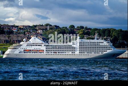 Newport, Fife, Schottland, Großbritannien. September 2021. UK Wetter: Ein kühler und sonniger Abend in Newport in Fife. Das brandneue MV Silver Spirit-Schiff, das am Hafen von Dundee entlang des Flusses Tay anlegt, ist fast bereit, an diesem Samstagabend um 1800 Uhr für ihr nächstes Ziel zu segeln. Kredit: Dundee Photographics/Alamy Live Nachrichten Stockfoto