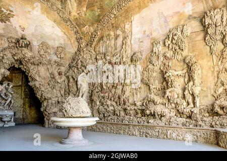 Skulpturen in der Grotte von Buontalenti, erbaut im 15. Jahrhundert im Manieristischen Stil, Boboli-Gärten, neben dem Palazzo Pitti, Florenz, Toskana, Italien Stockfoto