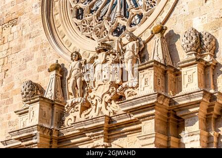 Statuen auf der façade der Kathedrale von Otranto, in Salento, Region Apulien, Italien. Hergestellt aus lokalem Kalkstein, genannt 'Pietra Leccese' im Barockstil. Stockfoto