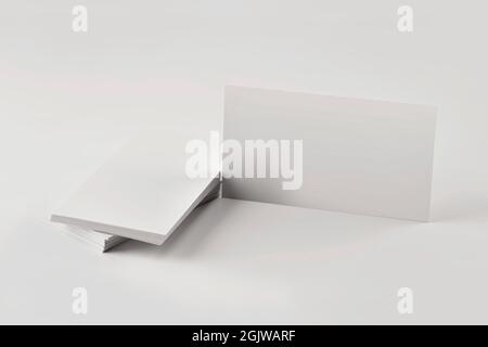 Nachbau eines Stapels leerer Visitenkarten auf einem grauen Tisch aus der Nähe. Stockfoto