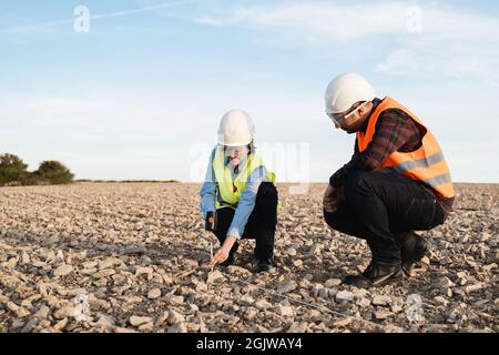 Umfrage Ingenieure arbeiten auf Baugrundstück - topographische Arbeit Konzept - Fokus auf Frau Gesicht Stockfoto