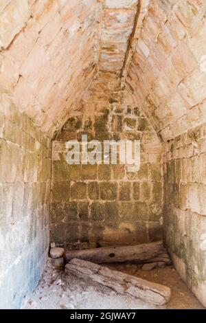 Gebäude in der Friedhofstempelgruppe an den Ruinen der alten Maya-Stadt Uxmal, Mexiko Stockfoto