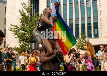 Berlin, Deutschland - 24. Juli 2021 - in der Menge des Christopher Street Day Stockfoto