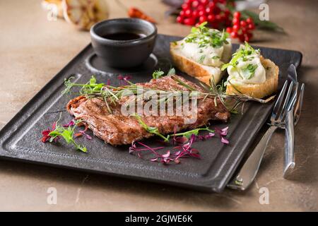 Metzgersteak auf einem Steinteller Stockfoto