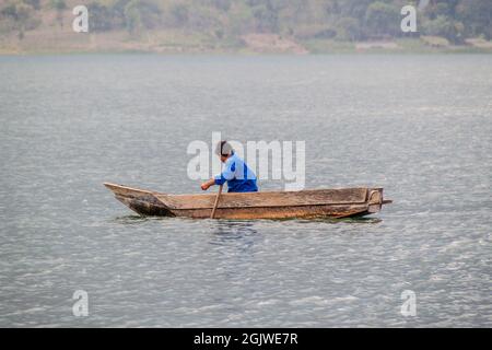 SANTIAGO ATITLAN, GUATEMALA - 23. MÄRZ 2016: Fischer auf traditionellen Holzbooten auf dem Atitlan See in der Nähe des Dorfes Santiago Atitlan. Stockfoto