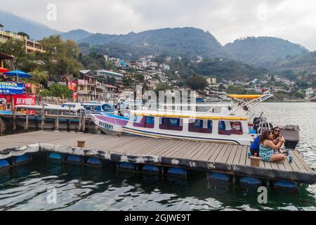 SANTIAGO ATITLAN, GUATEMALA - 24. MÄRZ 2016: Boote und Holzpier im Dorf Santiago Atitlan. Stockfoto