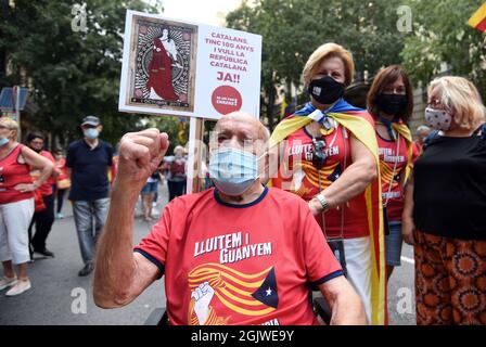 Barcelona, Spanien. September 2021. Miguel, Ein 100-jähriger Mann wird von seiner Tochter im Rollstuhl getragen, um an der Demonstration des Nationaltages von Katalonien teilzunehmen.400.000 Menschen laut der katalanischen Nationalversammlung (ANC) und 108,000 nach Angaben der lokalen Polizei demonstrieren am Nationaltag von Katalonien in Barcelona, um Unabhängigkeit zu fordern. Kredit: SOPA Images Limited/Alamy Live Nachrichten Stockfoto