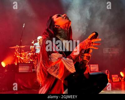 Moskau, Russland. September 2021. Tatiana Shmayljuk von der Jinjer Band spielt live auf der Bühne des Moskauer 1930. Kredit: SOPA Images Limited/Alamy Live Nachrichten Stockfoto