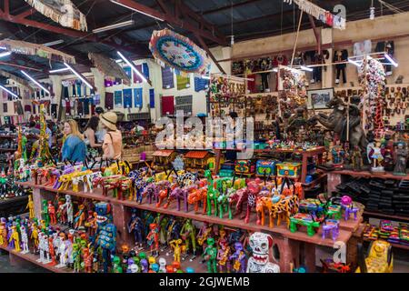 ANTIGUA, GUATEMALA - 26. MÄRZ 2016: Innenansicht des Nim Pot Textiles and Handicrafts Centers in Antigua Guatemala-Stadt, Guatemala. Stockfoto