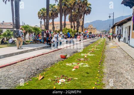 ANTIGUA, GUATEMALA - 27. MÄRZ 2016: In Antigua Guatemala-Stadt, Guatemala, sehen die Menschen dekorative Osterteppiche. Stockfoto