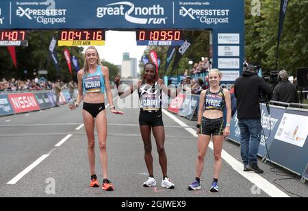 Die Kenianerin Hellen Obiri (Mitte) feiert den Sieg beim Elite-Frauenrennen, neben der zweitplatzierten britischen Eilish McGolgan (links) und der drittplatzierten britischen Charlotte Purdue während des Great North Run 2021 in Zusammenarbeit mit Expresstest in Newcastle. Bilddatum: Sonntag, 12. September 2021. Stockfoto