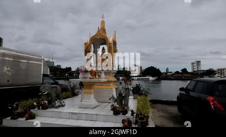 Buddhistischer Schrein Chinesische Götter am Chao Phraya River Chinatown Bangkok Thailand Stockfoto