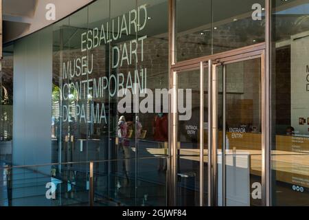 Palma de Mallorca, Spanien; 10 2021. september: Haupteingang des Museums für zeitgenössische Kunst Es Baluard mit dem Text des Zeichens in katalanischer Sprache geschrieben Stockfoto