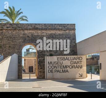 Palma de Mallorca, Spanien; 10 2021. september: Haupteingang des Museums für zeitgenössische Kunst Es Baluard mit dem Text des Zeichens in katalanischer Sprache geschrieben Stockfoto