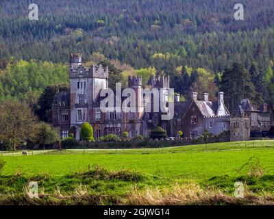 Das wunderschöne alte Schloss ist umgeben von einem wunderschönen Wald in der Grafschaft Waterford, Irland. Stockfoto