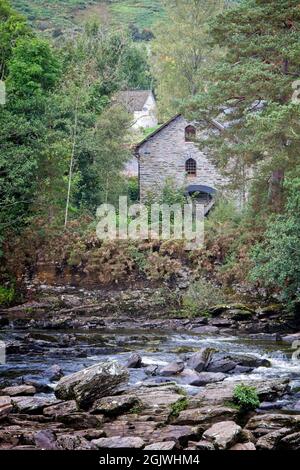 Eine Wassermühle an den Falls of Dochart, eine Wasserfall-Kaskade am Fluss Dochart in Killin in Stirling, Schottland, nahe dem westlichen Ende von Lo Stockfoto
