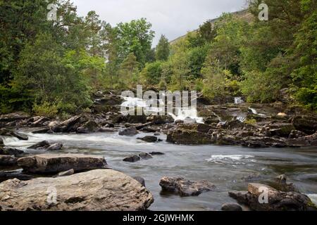 Die Wasserfälle von Dochart sind eine Kaskade von Wasserfällen, die sich am Fluss Dochart in Killin in Stirling, Schottland, in der Nähe des westlichen Endes von Loch Tay, befinden. Stockfoto