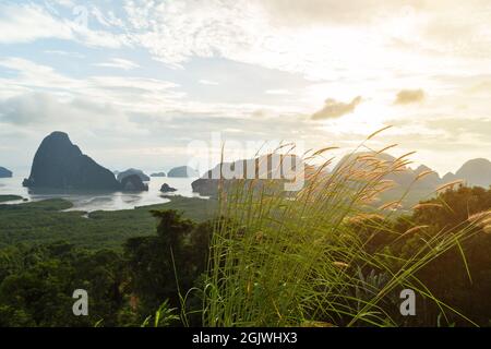 Samet Nangshe Aussichtspunkt bei Sonnenaufgang in Phang nga, Thailand. Stockfoto