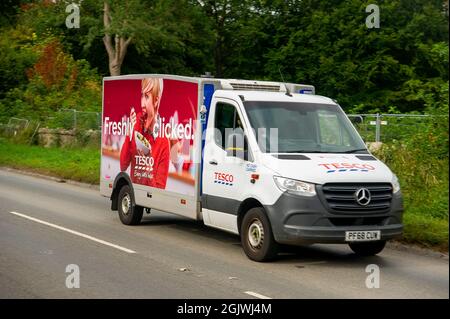 Aylesbury, Buckinghamshire, Großbritannien. September 2021. Ein Tesco-Van auf einer Lieferung. Der Mangel an Lkw-Fahrern nach dem Brexit und der Covid-19-Pandemie wirkt sich weiterhin auf die Lieferketten in ganz Großbritannien aus. Quelle: Maureen McLean/Alamy Stockfoto