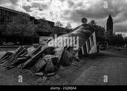 frankfurter Messeturm und U-Bahn-Station bockenheim, hessen, deutschland Stockfoto