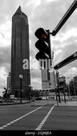 frankfurter Messeturm und rote Ampel für Radfahrer, hessen, deutschland Stockfoto