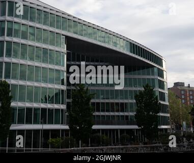 FRANKFURT AM MAIN, DEUTSCHLAND - 4. Juni 2021: Westhafen Tower in Frankfurt, Deutschland Stockfoto