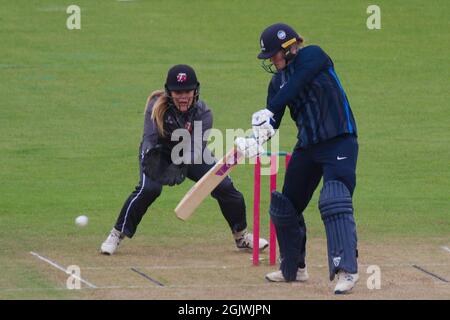 Chester le Street, Großbritannien. September 2021. Hollie Armitage, Captain von Northern Diamonds, hat sich während ihres Rachael Heyhoe Flint Trophy-Spiels im Emirates Riverside gegen Thunder geschlagen. Quelle: Colin Edwards/Alamy Live News Stockfoto