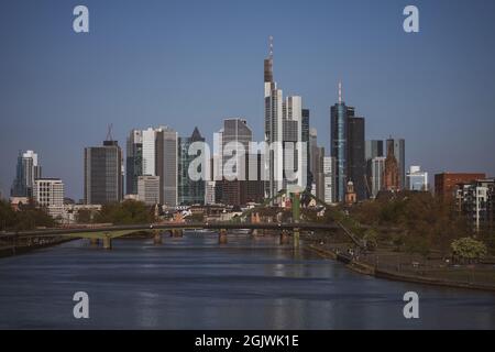 FRANKFURT am MAIN , 24. APRIL 2021, Blick auf Frankfurt, mit Wolkenkratzern, Hessen, Deutschland Stockfoto