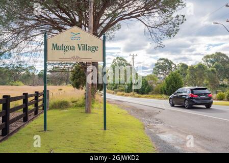 Ein ortsschild, das den Beginn des Dorfes Mulgoa an der Mulgoa Road im Westen von Sydney, New South Wales, Australien, markiert Stockfoto
