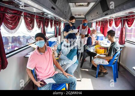 Kuala Lumpur, Malaysia. September 2021. Ein Mann erhält eine Dosis COVID-19-Impfstoff in Klang von Selongor, Malaysia, 12. September 2021. Malaysia verzeichnete am Sonnabend um Mitternacht einen neuen Höchstwert von 592 eintägigen Todesopfern von COVID-19, was die Gesamtzahl der Todesfälle auf 20,419 brachte, so das Gesundheitsministerium. Quelle: Chong Voon Chung/Xinhua/Alamy Live News Stockfoto