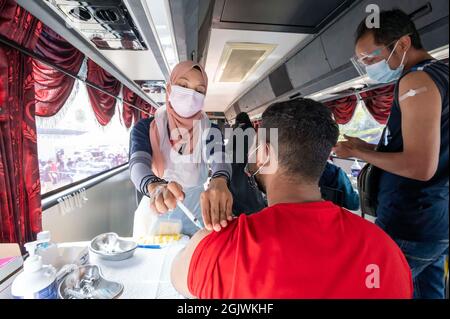 Kuala Lumpur, Malaysia. September 2021. Ein Mann erhält eine Dosis COVID-19-Impfstoff in Klang von Selongor, Malaysia, 12. September 2021. Malaysia verzeichnete am Sonnabend um Mitternacht einen neuen Höchstwert von 592 eintägigen Todesopfern von COVID-19, was die Gesamtzahl der Todesfälle auf 20,419 brachte, so das Gesundheitsministerium. Quelle: Chong Voon Chung/Xinhua/Alamy Live News Stockfoto
