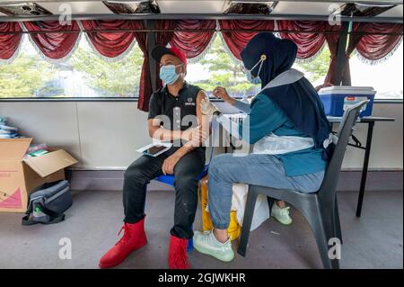 Kuala Lumpur, Malaysia. September 2021. Ein Mann erhält eine Dosis COVID-19-Impfstoff in Klang von Selongor, Malaysia, 12. September 2021. Malaysia verzeichnete am Sonnabend um Mitternacht einen neuen Höchstwert von 592 eintägigen Todesopfern von COVID-19, was die Gesamtzahl der Todesfälle auf 20,419 brachte, so das Gesundheitsministerium. Quelle: Chong Voon Chung/Xinhua/Alamy Live News Stockfoto