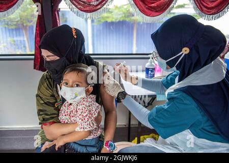 Kuala Lumpur, Malaysia. September 2021. Eine Frau erhält in Klang of Selongor, Malaysia, 12. September 2021, eine Dosis COVID-19-Impfstoff. Malaysia verzeichnete am Sonnabend um Mitternacht einen neuen Höchstwert von 592 eintägigen Todesopfern von COVID-19, was die Gesamtzahl der Todesfälle auf 20,419 brachte, so das Gesundheitsministerium. Quelle: Chong Voon Chung/Xinhua/Alamy Live News Stockfoto