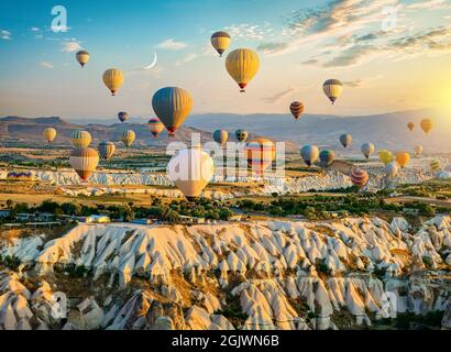 Heißluftballons fliegen über Kappadokien, Türkei Stockfoto