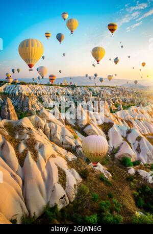 Heißluftballons fliegen über Kappadokien, Türkei Stockfoto
