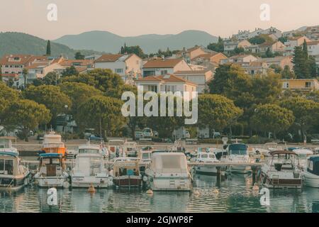 CRIKVENICA, KROATIEN - 25. Juli 2021: Boote in Crikvenica Marina an den Docks der Kvarner Bucht festgemacht Stockfoto