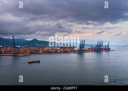 Shenzhun, China - 6. September 2020: Yantian Container Terminals aus der Drohnenansicht Stockfoto