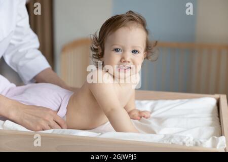 Happy Kleinkind vom Kinderarzt auf Baby Wickeltisch untersucht Stockfoto