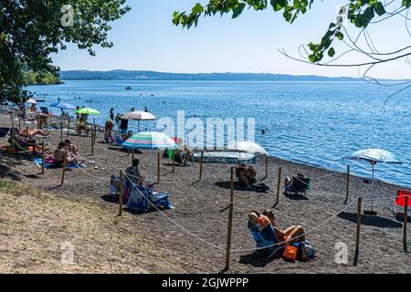 TREVIGNANO ROMANO ITALIEN, GROSSBRITANNIEN. 12. September 2021. An einem heißen Tag am Bracciano-See ist der Strand voll von Sonnenanbetern, da Familien und Menschen das Wochenende von Rom in den Ferienort Trevignano Romano verbringen, um die Sonne zu genießen, da die Temperaturen im September hoch bleiben. Kredit: amer ghazzal/Alamy Live Nachrichten Stockfoto