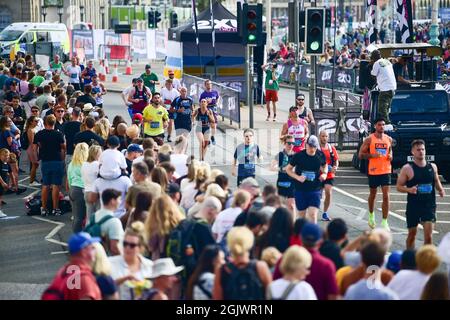 Brighton UK 12. September 2021 - Tausende von Läufern nehmen heute am Brighton Marathon Teil, nachdem das Rennen der letzten Jahre aufgrund der COVID-19 Sperrbeschränkungen abgesagt wurde : Credit Simon Dack / Alamy Live News Stockfoto