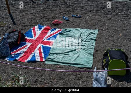 TREVIGNANO ROMANO ITALIEN, GROSSBRITANNIEN. 12. September 2021. An einem heißen Tag am Bracciano-See ist der Strand voll von Sonnenanbetern, da Familien und Menschen das Wochenende von Rom in den Ferienort Trevignano Romano verbringen, um die Sonne zu genießen, da die Temperaturen im September hoch bleiben. Kredit: amer ghazzal/Alamy Live Nachrichten Stockfoto