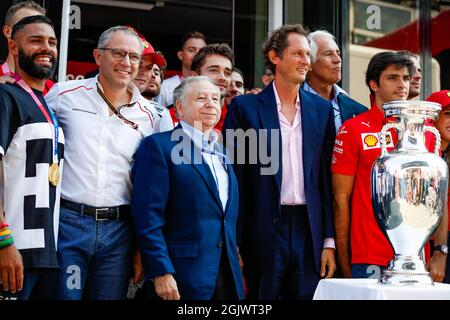 Monza, Italien. September 2021. Die Scuderia Ferrari-Piloten Leclerc Charles und Sainz Carlos, die mit den italienischen Olympiasiegern, TODT Jean (Fra), FIA-Präsident, DOMENICALLI Stefano (ita), Chairman und CEO der Formula One Group FOG, und Elkann John, Chairman und Chief Executive Officer von EXOR und Chairman von Fiat Chrysler posieren, Im Fahrerlager mit der Fußball-EM 2020-Trophäe, während der Formel 1 Heineken Gran Premio D'italia 2021, großer Preis von Italien, 14. Lauf der FIA Formel 1-Weltmeisterschaft 2021 vom 9. Bis 12. September 2021 auf dem Autodromo Nazionale di Monza, in Monza, Italien - Stockfoto